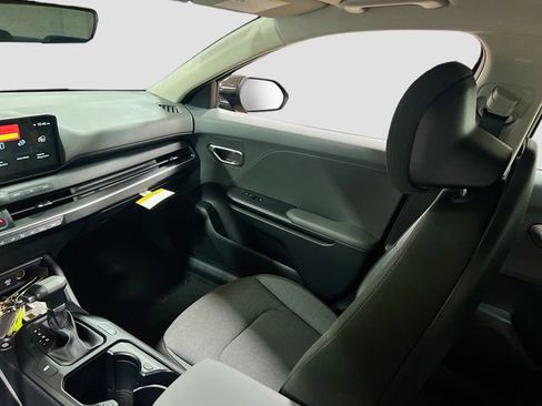 New 2025 Kia K4 LX image 21