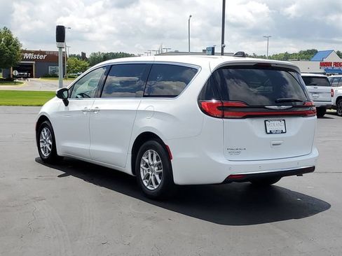 Used 2023 Chrysler Pacifica Touring-L FWD image 4