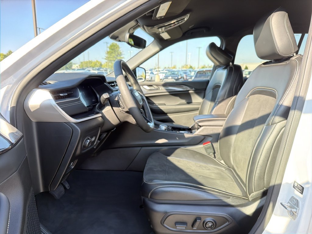 Used 2023 Jeep Grand Cherokee Altitude AWD/4WD image 11