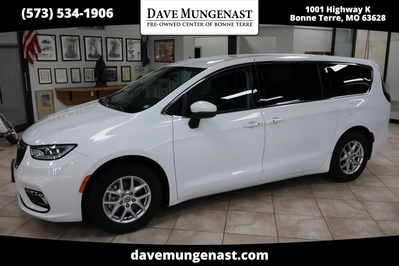 Used 2023 Chrysler Pacifica Touring-L FWD image 1