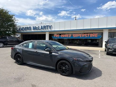 Used 2025 Toyota Camry SE FWD image 1