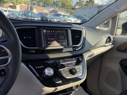 Used 2023 Chrysler Voyager LX image 18