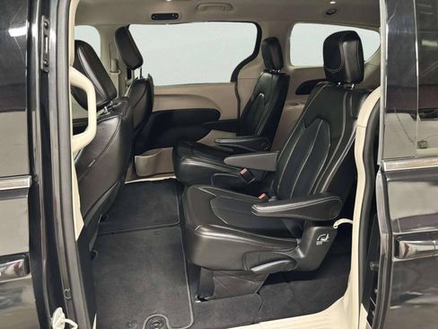 Used 2021 Chrysler Voyager Lxi FWD image 16