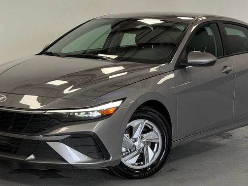 Used 2025 Hyundai Elantra SE FWD image 1