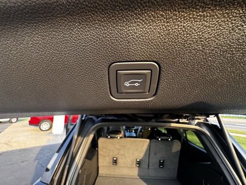 Used 2024 Chevrolet Suburban Z71 w/ Luxury Package image 10