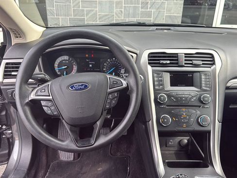 Used 2017 Ford Fusion SE FWD image 6