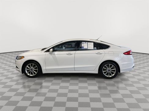 Used 2017 Ford Fusion SE w/ Fusion SE Technology Package FWD image 12