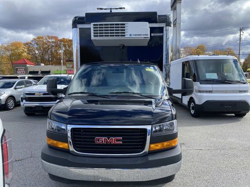 Used 2022 GMC Savana 3500 w/ Power Convenience Package image 2