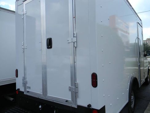 Used 2022 GMC Savana 3500 w/ Power Convenience Package RWD image 17