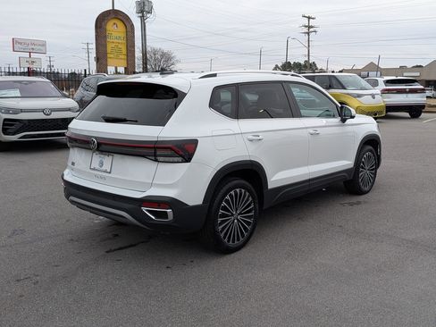 Used 2025 Volkswagen Taos SE image 3