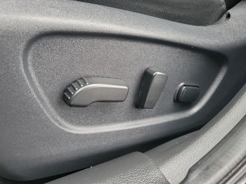 Used 2018 Nissan Rogue SV w/ Premium Package image 11