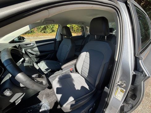 Used 2025 Volkswagen Jetta SE image 36