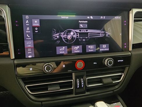 Certified 2025 Porsche Macan image 12