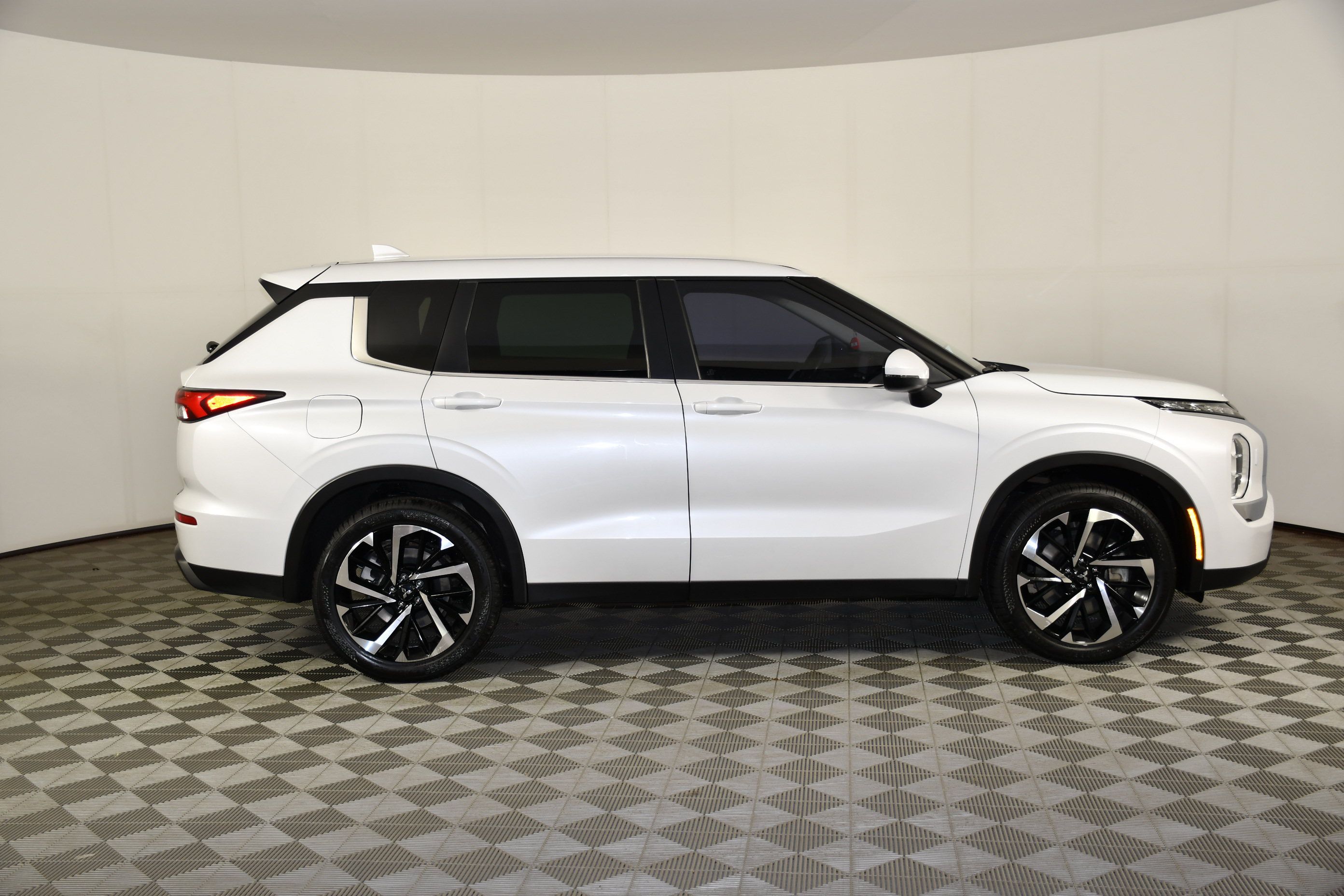 Used 2022 Mitsubishi Outlander ES AWD/4WD image 4
