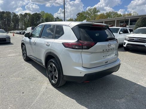 Used 2025 Nissan Rogue SV image 3