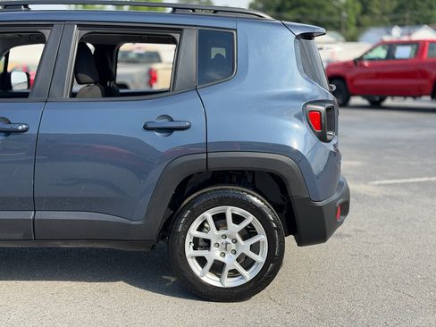 Used 2022 Jeep Renegade Latitude AWD/4WD image 12
