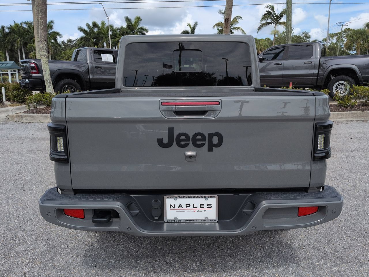 Used 2023 Jeep Gladiator Overland AWD/4WD image 6
