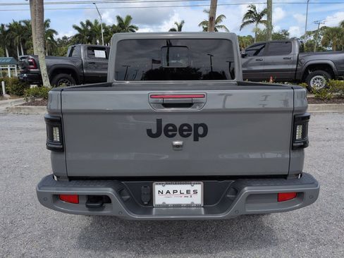 Used 2023 Jeep Gladiator Overland AWD/4WD image 6