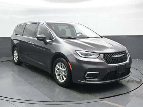 Used 2023 Chrysler Pacifica Touring-L FWD image 4