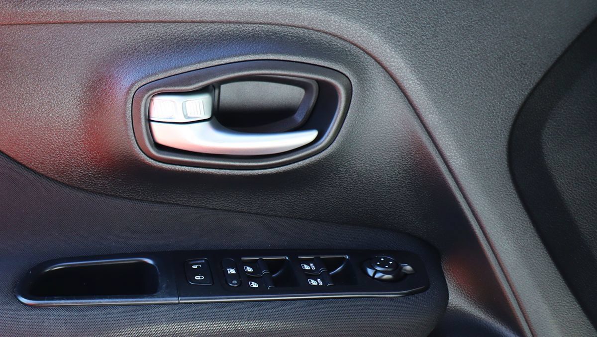 Used 2019 Jeep Renegade Latitude FWD image 40