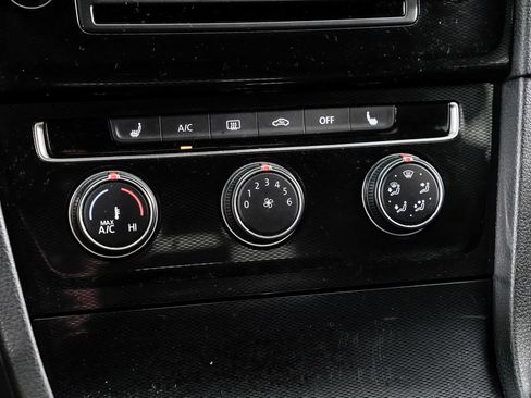 Used 2017 Volkswagen Golf S image 18