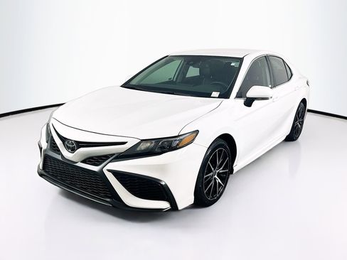 Used 2023 Toyota Camry SE FWD image 3