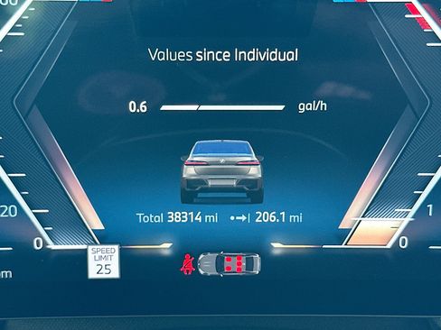 Used 2023 BMW 740i image 12