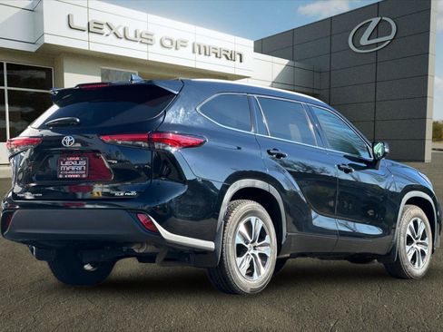 Used 2022 Toyota Highlander XLE image 9