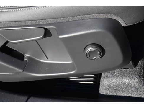 Certified 2025 Volvo XC40 B5 Core w/ Protection Package Premier image 32