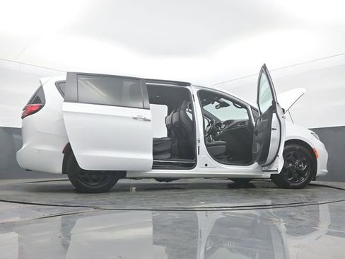 Used 2024 Chrysler Pacifica Limited FWD image 61
