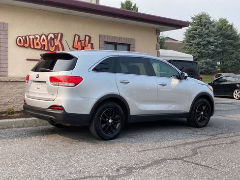 Used 2017 Kia Sorento AWD image 3