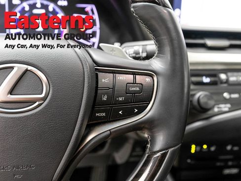Used 2019 Lexus ES 350 Ultra Luxury w/ Accessory Package FWD image 16