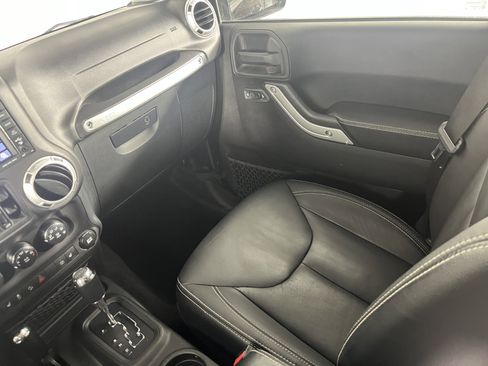 Used 2017 Jeep Wrangler Unlimited Rubicon AWD/4WD image 11