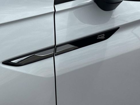 Used 2024 Volkswagen Tiguan SE R-Line image 10