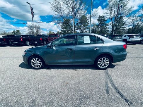 Used 2012 Volkswagen Jetta SE FWD image 2