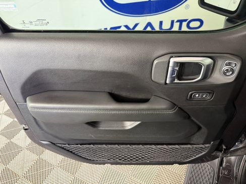 Used 2020 Jeep Gladiator Overland image 23