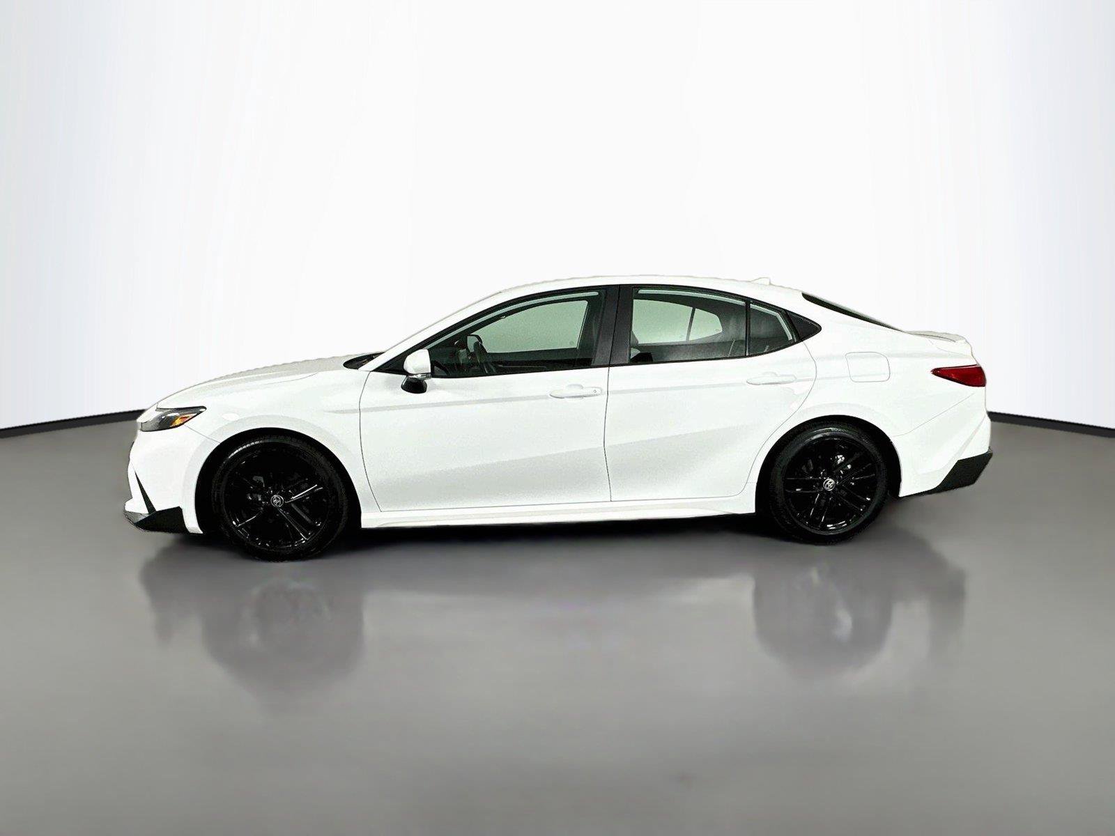 Used 2025 Toyota Camry SE FWD image 8