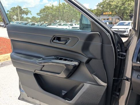 Used 2025 Nissan Pathfinder SV AWD/4WD image 31