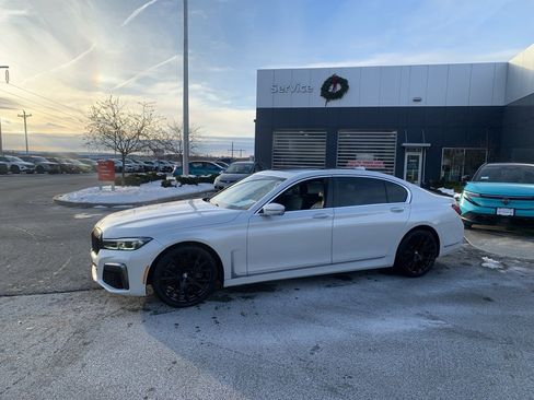 Used 2020 BMW 740i w/ M Sport Package image 4