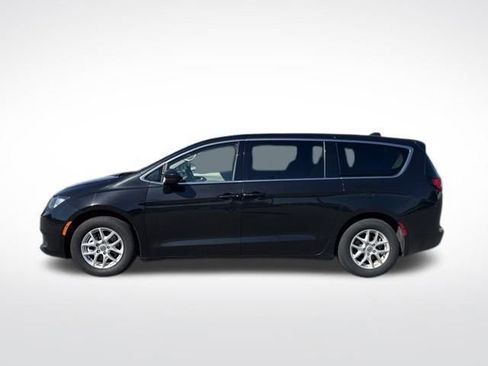 Used 2023 Chrysler Voyager LX FWD image 2