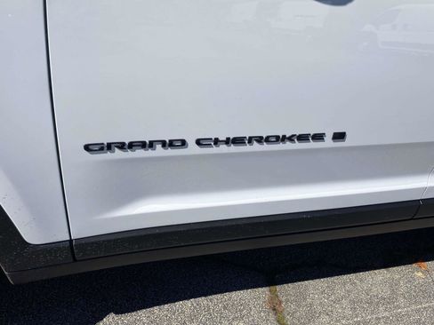 New 2025 Jeep Grand Cherokee Altitude image 15