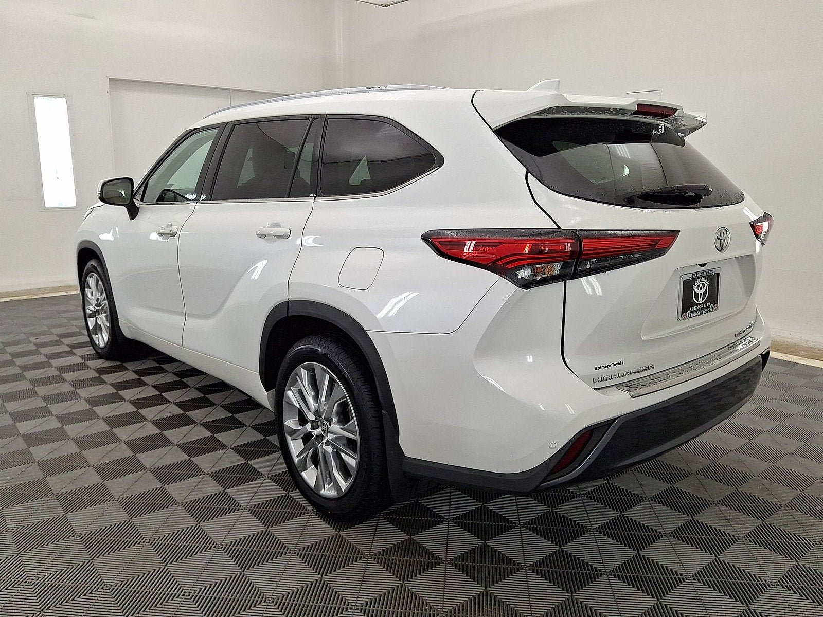 Used 2023 Toyota Highlander Limited AWD/4WD image 14