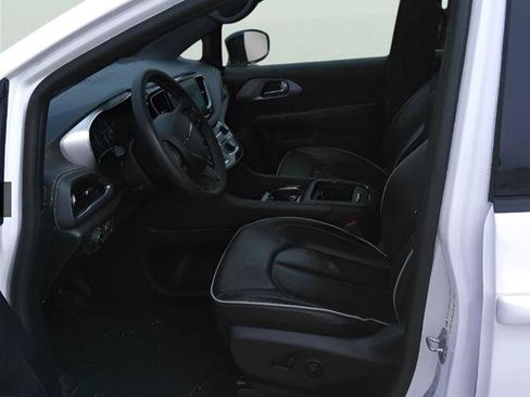 Used 2025 Chrysler Pacifica Limited FWD image 2