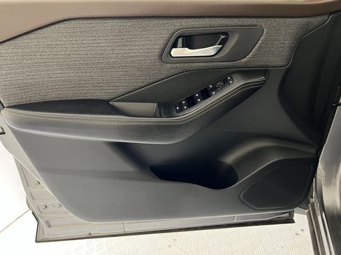 Used 2023 Nissan Rogue SV image 11