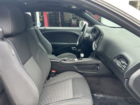 Used 2016 Dodge Challenger SXT RWD image 17