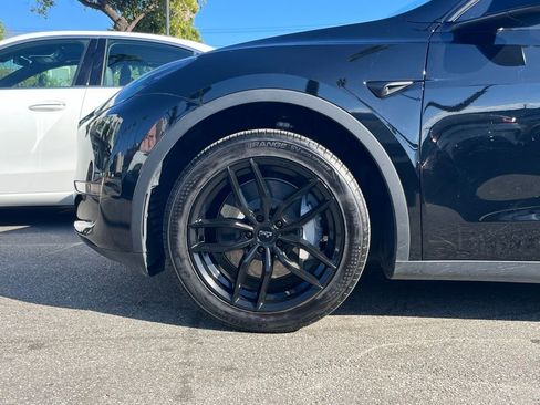 Used 2024 Tesla Model Y 2WD image 9