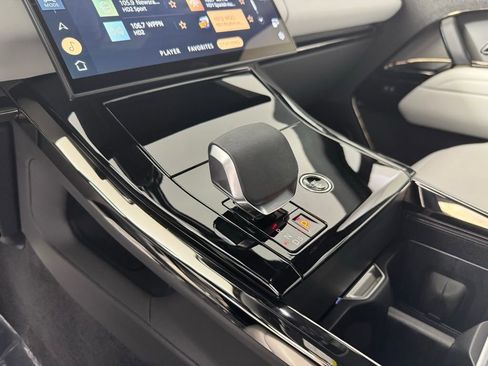 Used 2025 Land Rover Range Rover Sport SE image 19