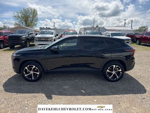 Used 2025 Chevrolet Trax RS w/ Sunroof Package FWD image 2