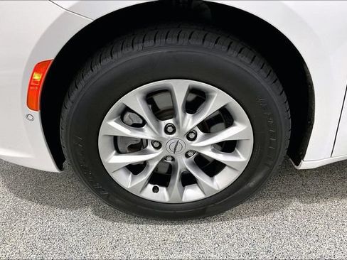 Used 2023 Chrysler Pacifica Touring-L AWD/4WD image 42