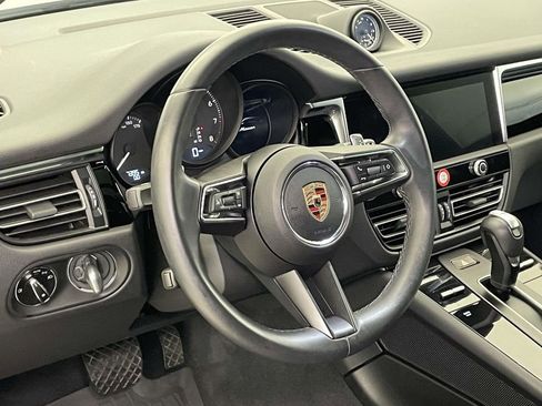 Used 2025 Porsche Macan image 4